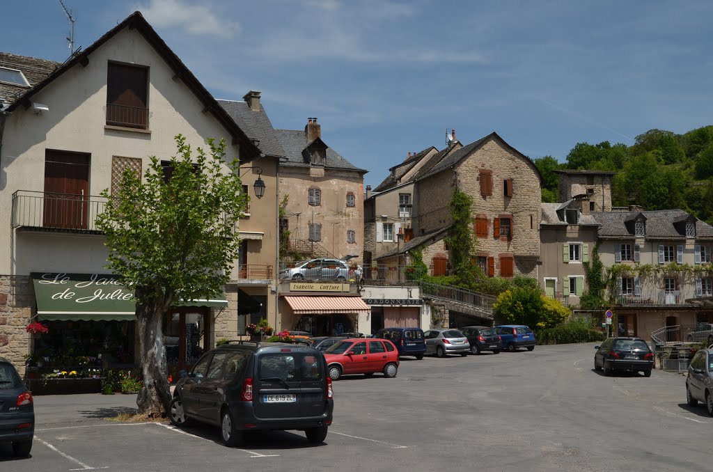 Place du Pré Commun - La Canourgue (Lozère) by Naru Kenji