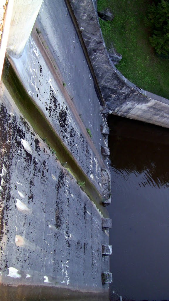 Déversoirs de crue du barrage de Vassivière by CLAIR Michel