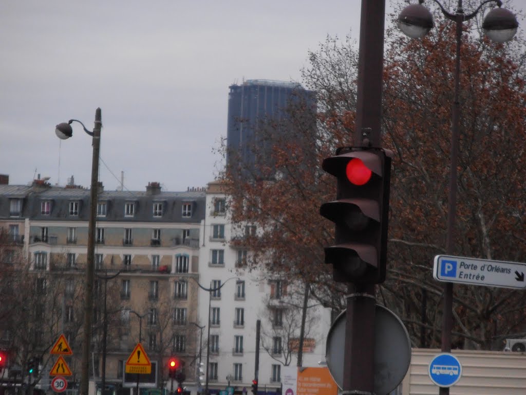 La tour Montparnasse vue de Porte d'Orléans le 25/12/11. by Divio