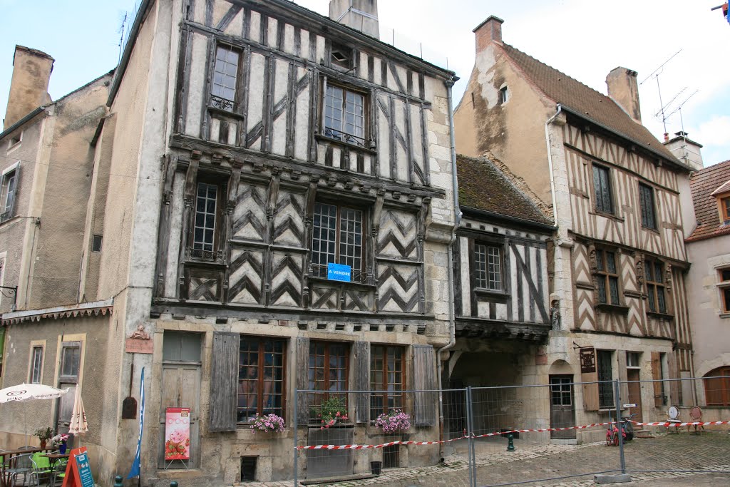 Noyers-sur-Serein - Place de la Petite étape aux Vins by jacquemy