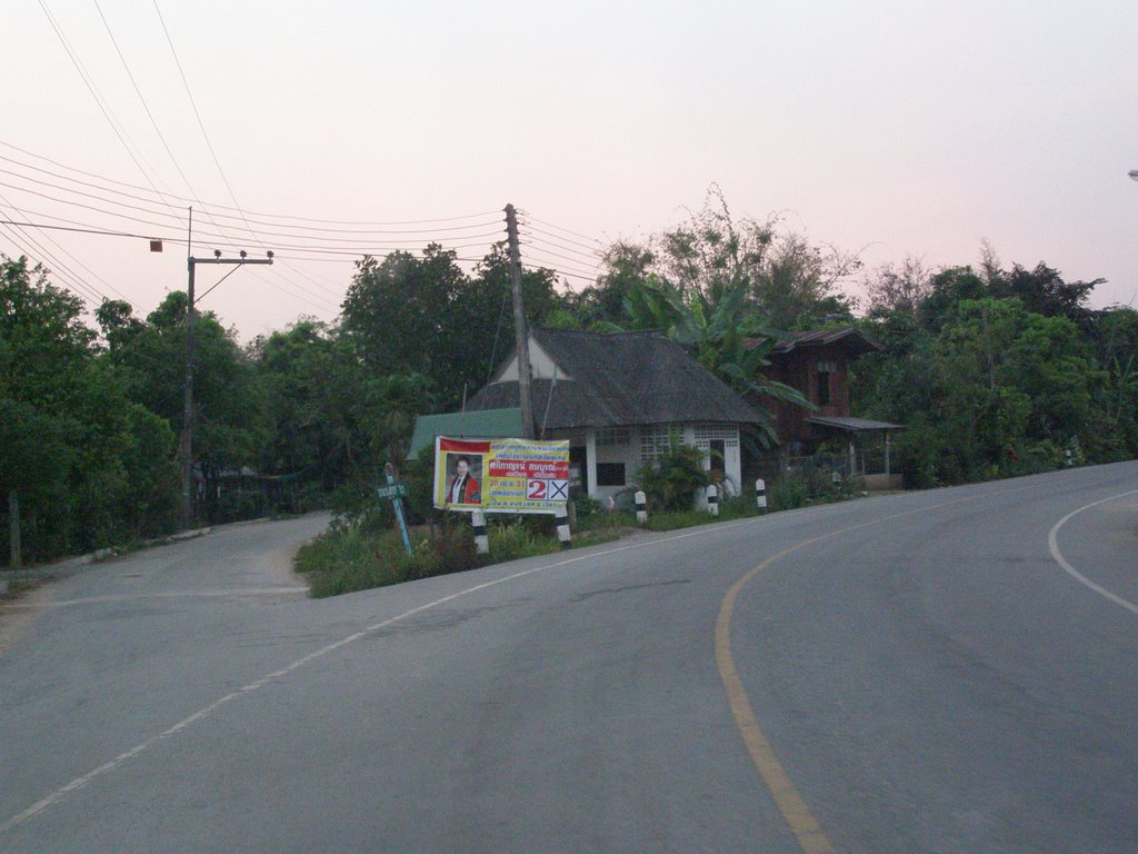 View Pong Khong road. by Chamrat Charoenkhet