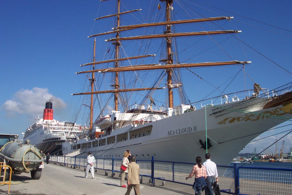 Trasatlántico y velero en el puerto de La Coruña by SlimJean