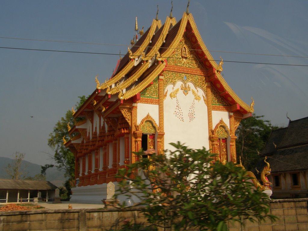 Wat Ban Tung by Chamrat Charoenkhet