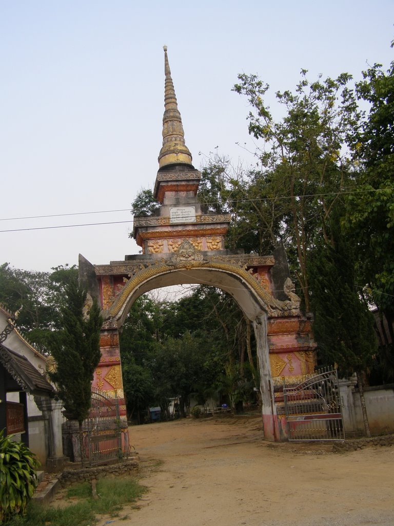 Wat Ban Thung by Chamrat Charoenkhet