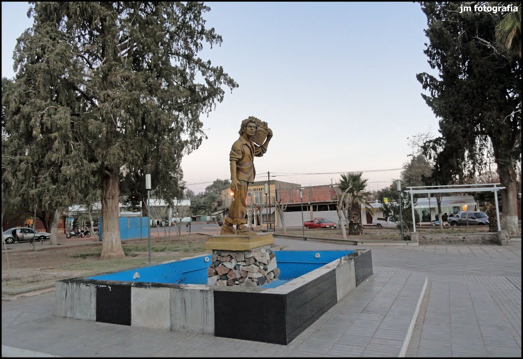 Homenaje al Recolector de Vid. Plaza Villa Unión, La Rioja - Argentina by Jm Fotografía