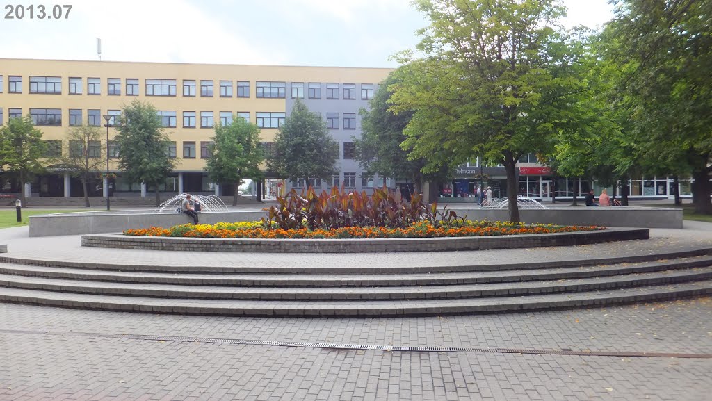 Laisvės aikštėje / At Freedom Square by Irmantas Kanapeckas