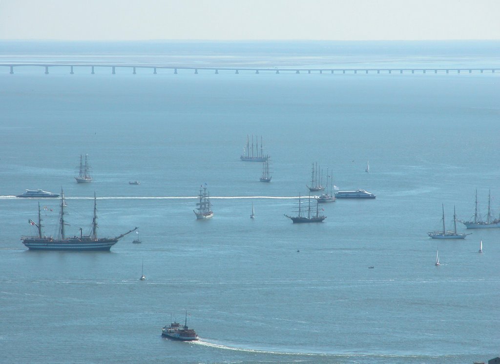 Almada, Portugal by lelf