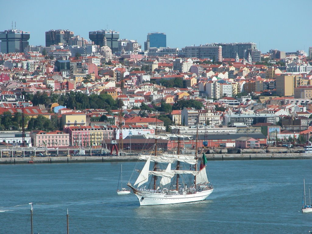 Almada, Portugal by lelf