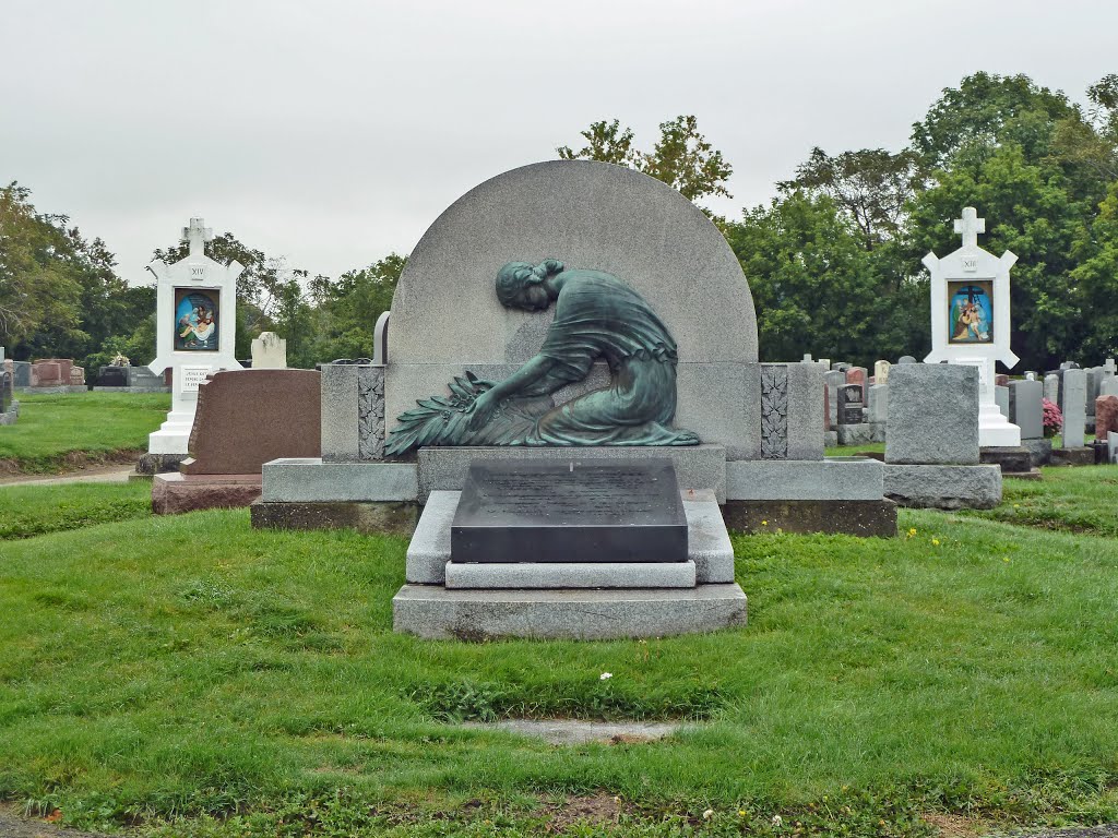 Monument funéraire de T.D. Bouchard, St-Hyacinthe by FGuertin