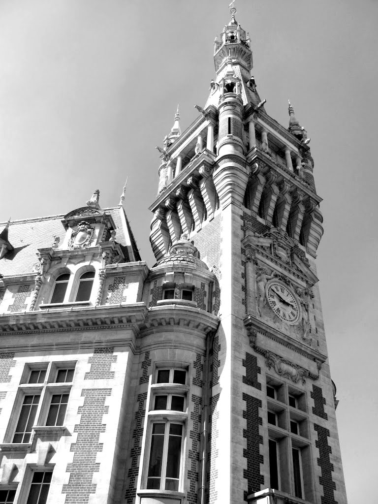 Le beffroi de l’ancienne Chambre de commerce (Tourcoing) by Guy Ferdinande