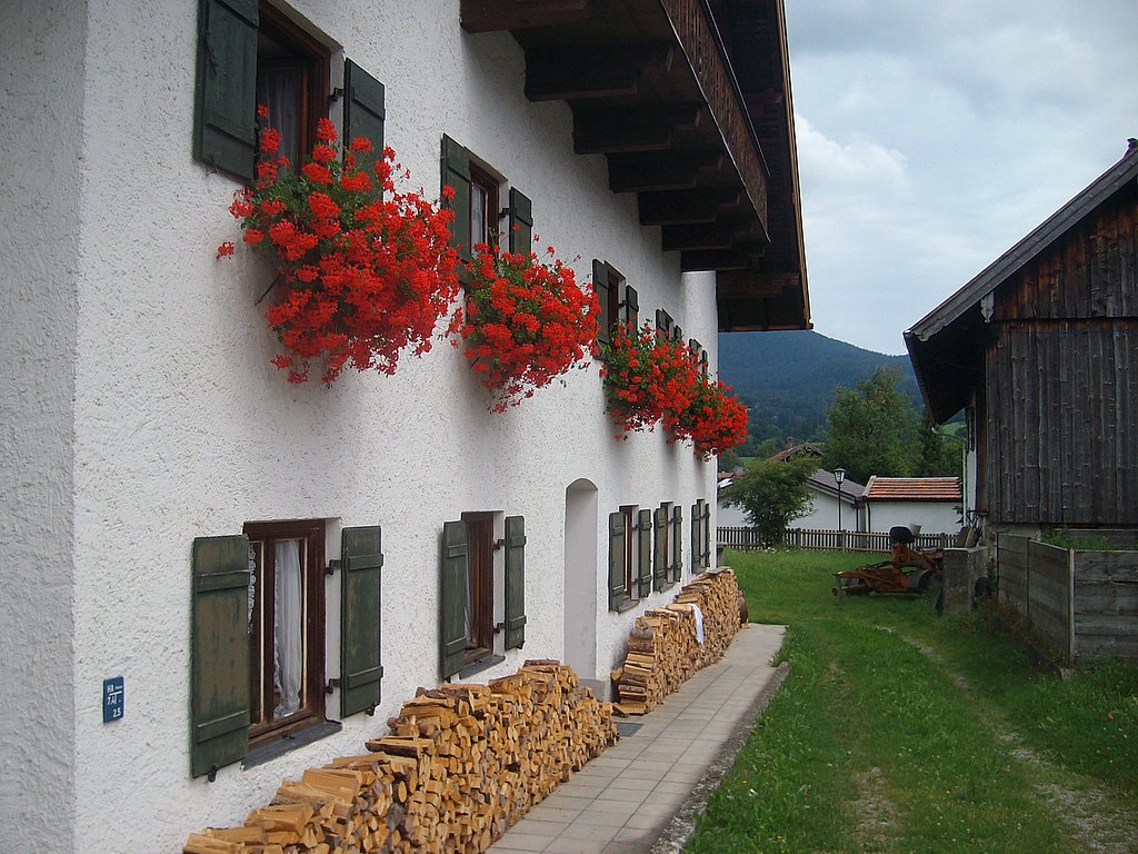 Unterammergau, Viele Blumen und Holz vor der Hütt'n by H.Becker