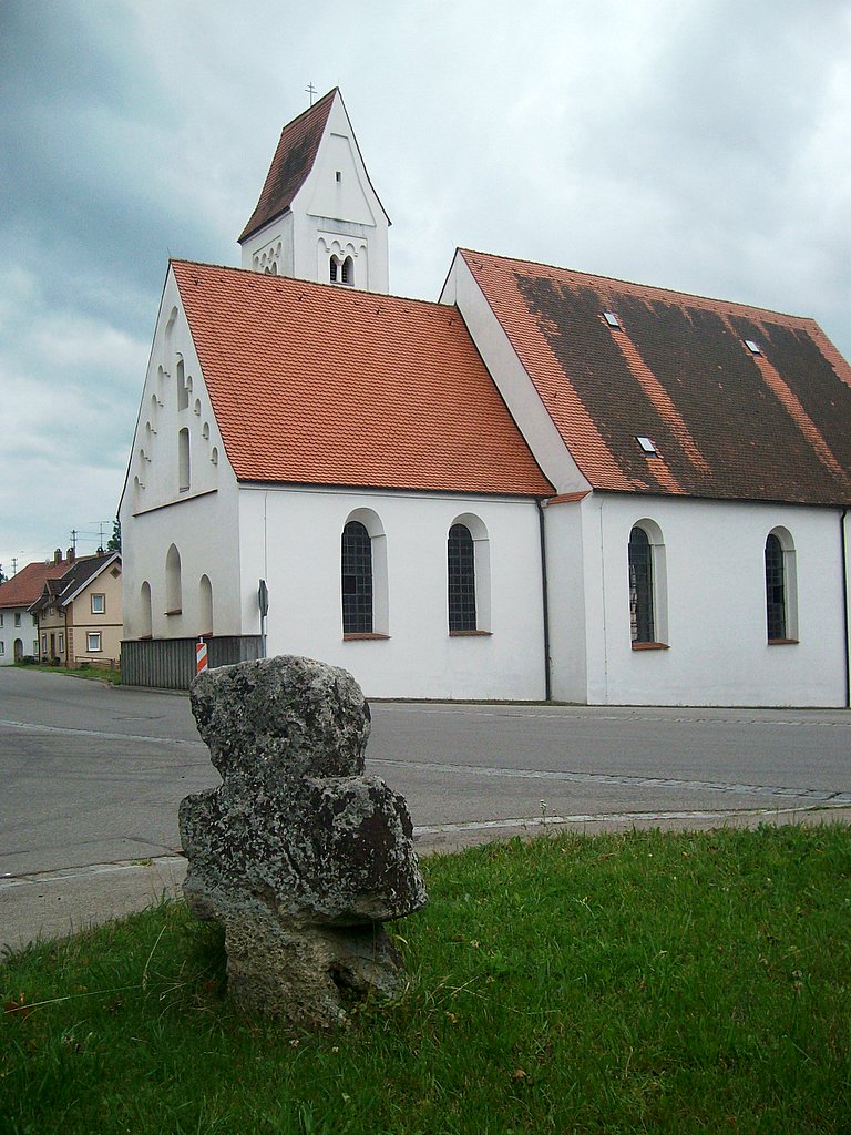 Apfeltrach, Kirche St. Leonhard mit Sühnekreuz by H.Becker