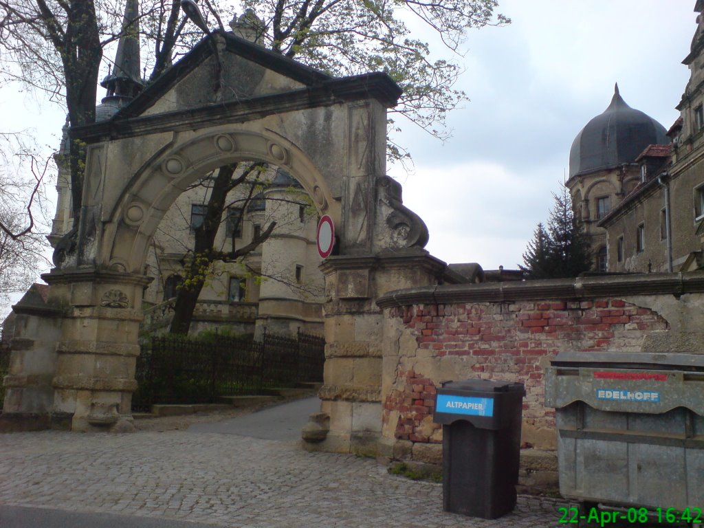 Eingang zum Schlosshof in Schönfeld by goldmund