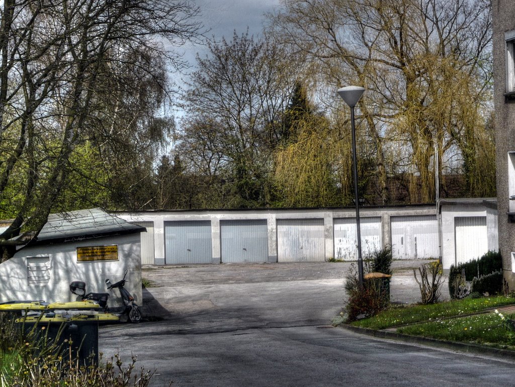 Privates Garagengelände - Kein Abstellplatz für fremde Fahrzeuge - Kein Kinderspielplatz by pillboxs