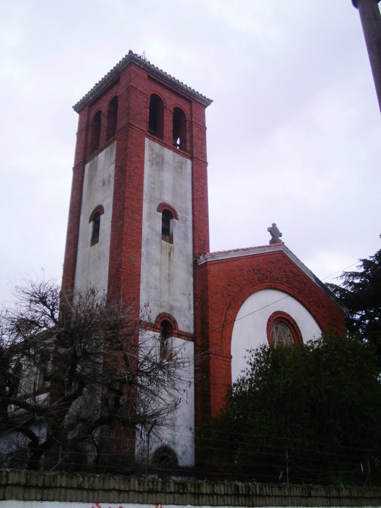 Iglesia del colegio Corazón Inmaculado de María by Julián Elder