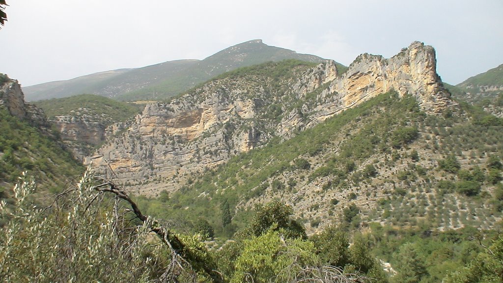 Vu de St May, pic rocheux près des gorges du Léoux by navi007