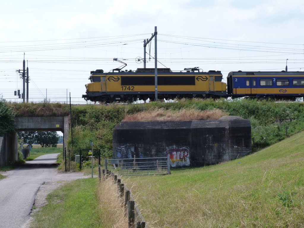 Personeelsonderkomen R621 aan de Zwaluwse Dijk by stevenvanValen+hannekeRolloos