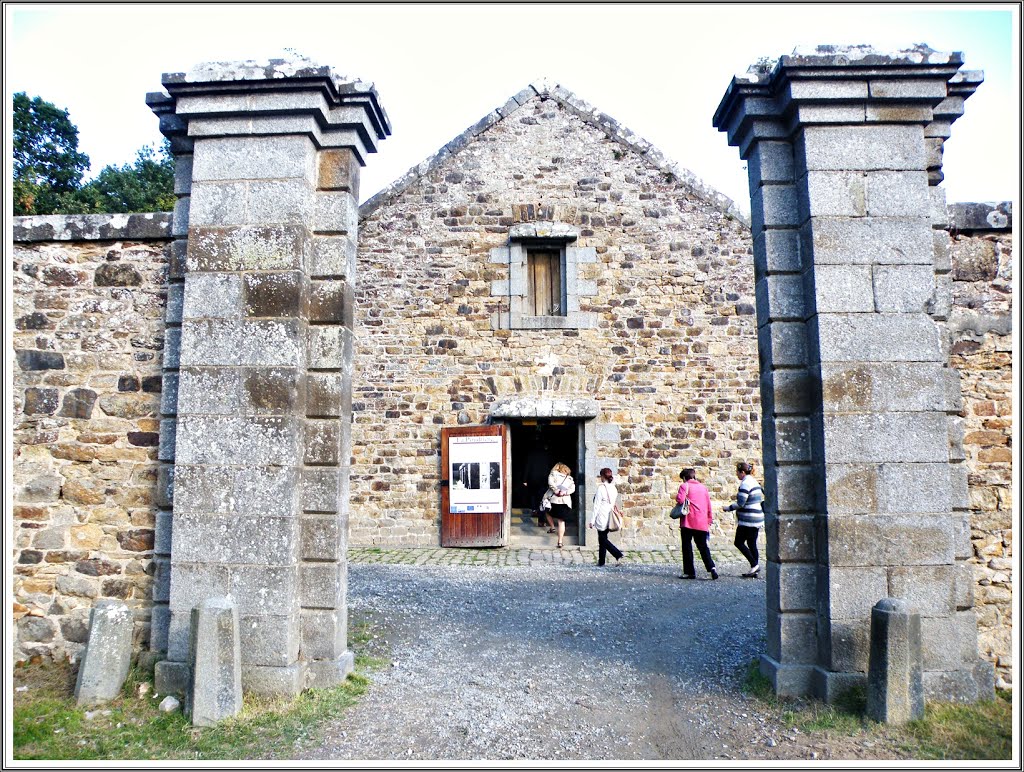 LA POUDRIERE, CONSTRUITE EN 1785, EST L'OUVRAGE ESSENTIEL DU FORT by mayaamon