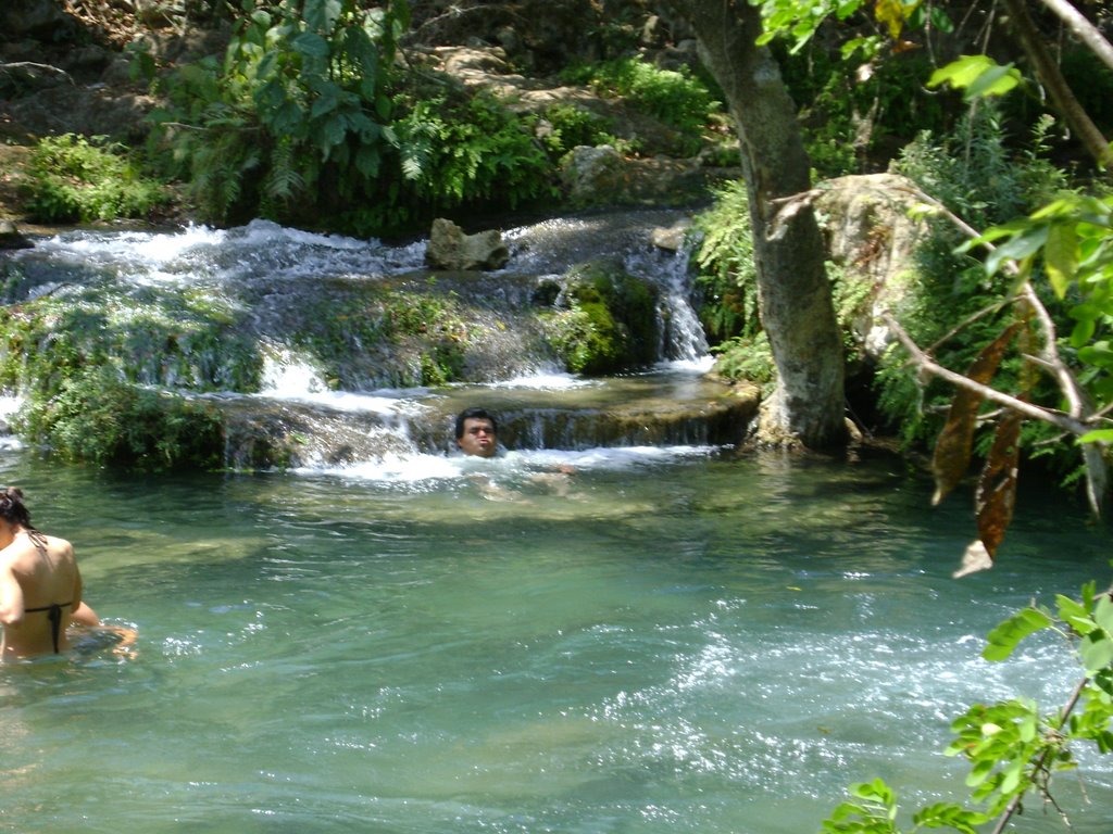 Cascada Apacible by Félix Chávez Herrera