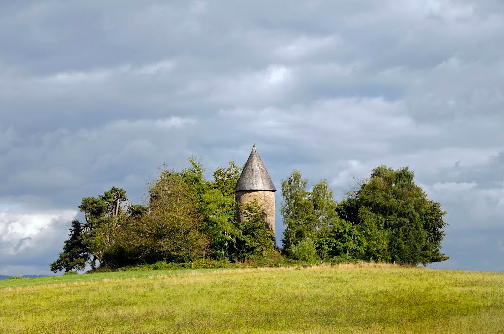 Vielle tour (en fait chateau d'eau alimentant le chateau de Walmath), La Jonchère Saint-Maurice, monts d'Ambazac, Haute Vienne by jl capdeville