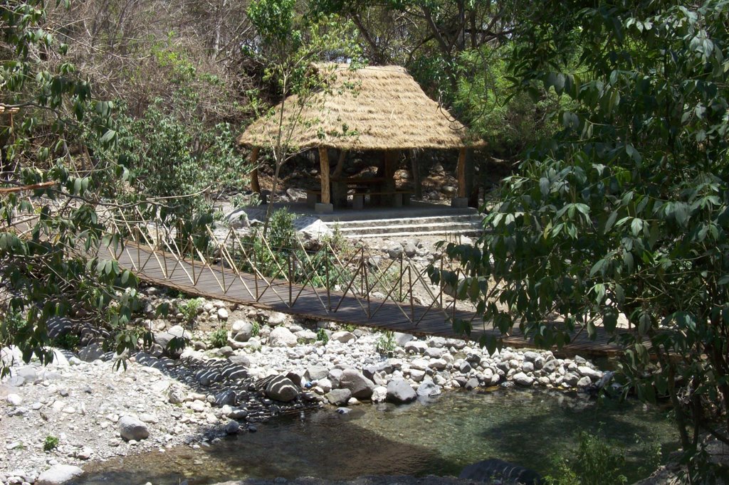 Puente y cabaña en el Ojo de Agua de Zacualpan by Yaggo