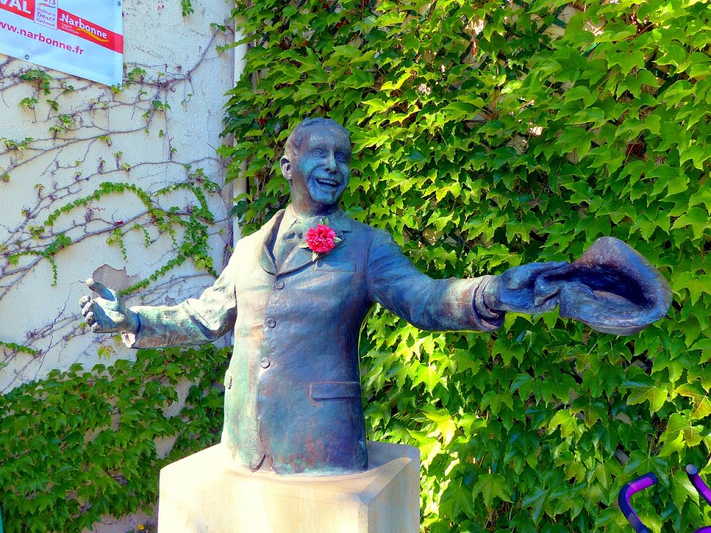 France, la statue de Charles Trenet le fou chantant devant sa maison à Narbonne by Roger-11