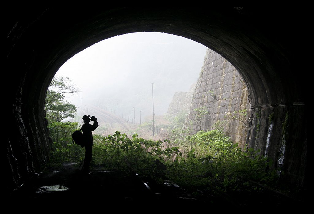 Grota Funda - Entrada do túnel by Iberê Thenório