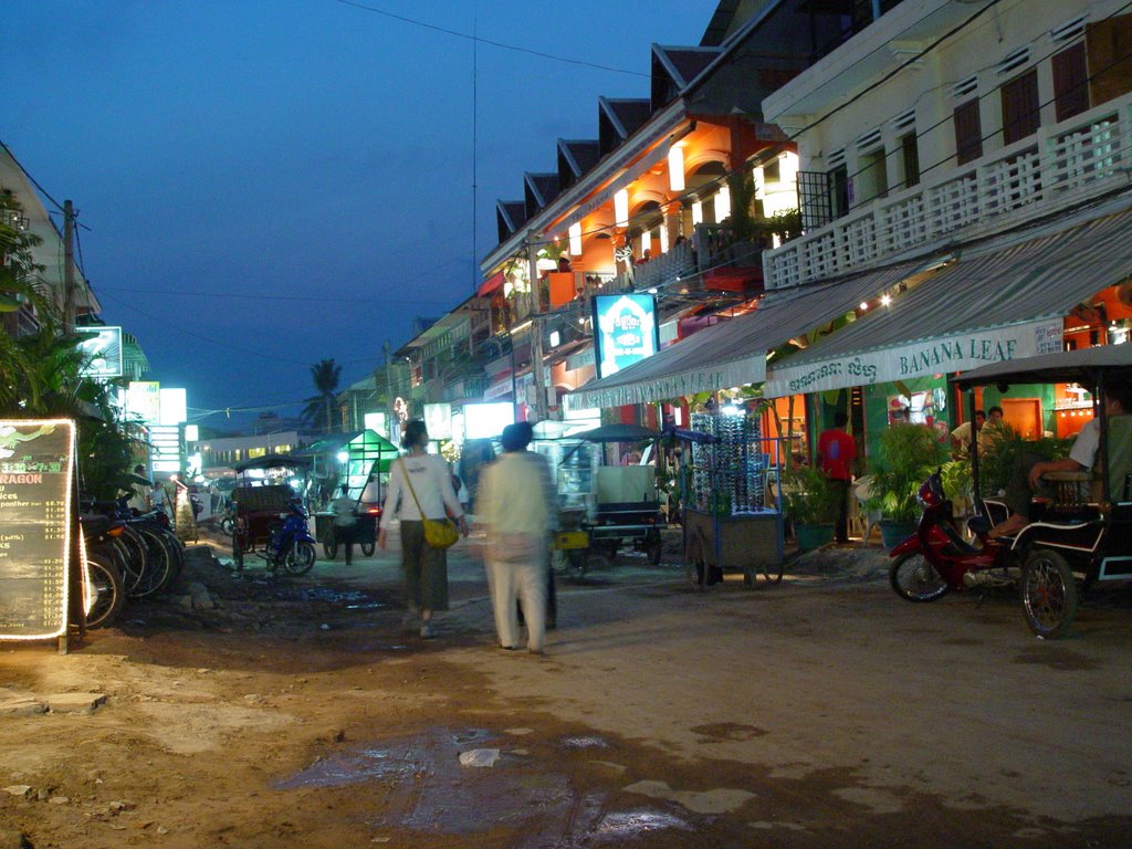 Siem reap street @ night by ygtan