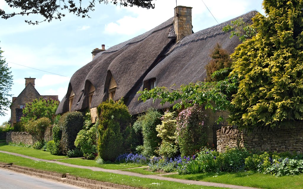 Spectacular thatch at Chipping Campden by andrewsbrown