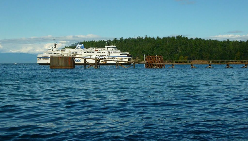 BC Ferry arriving at departure Bay... by frtzw906