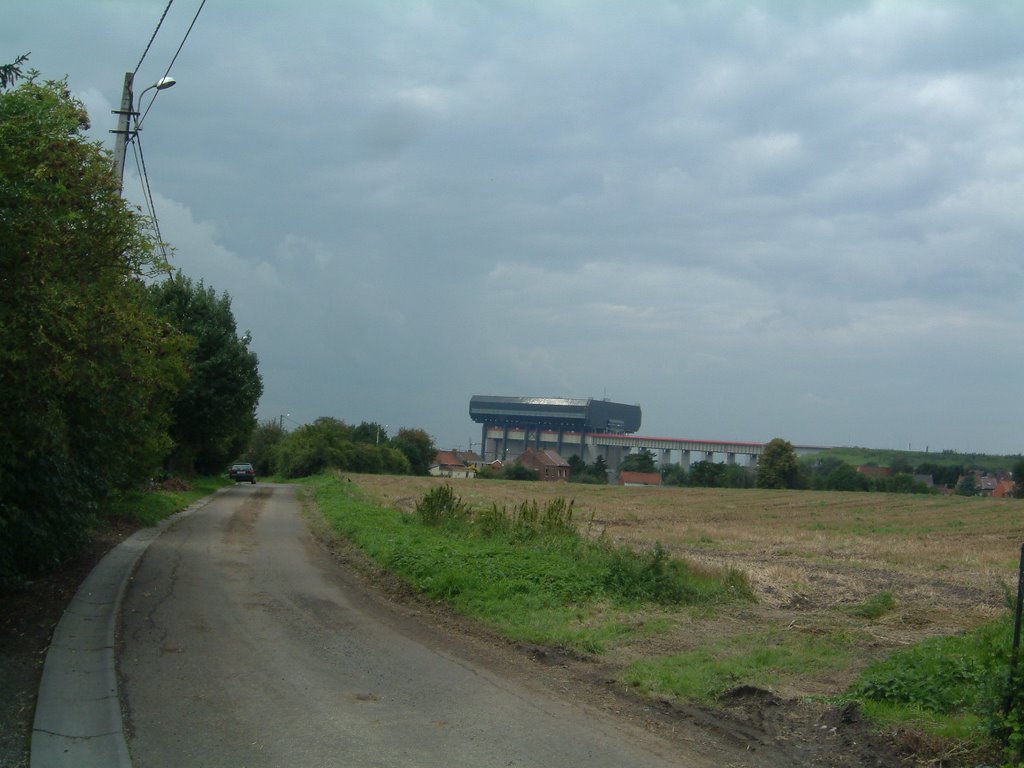 Vue sur l'ascenseur depuis la rue Bois de Breucq by Thomas Leclercq