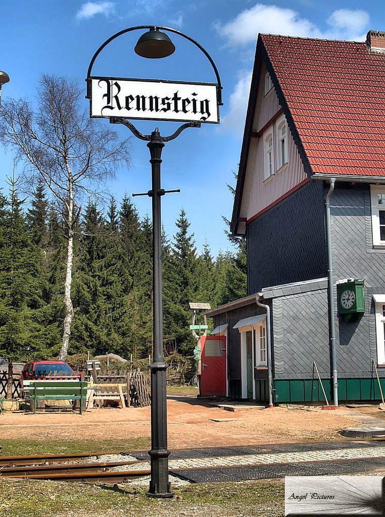 Empfangsbeschilderung/Rennsteig Bahnhof by Tomy Angelstein