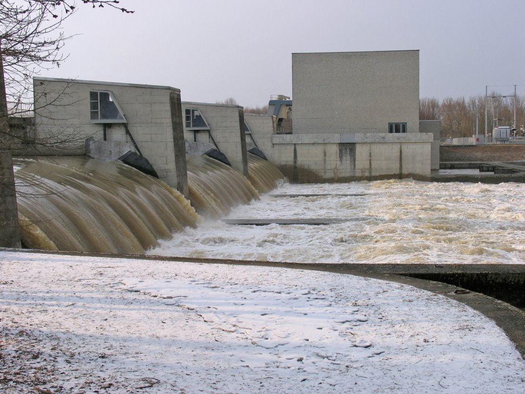 Staustufe Ingolstadt - voll geöffnet (März 2006) by caseelse