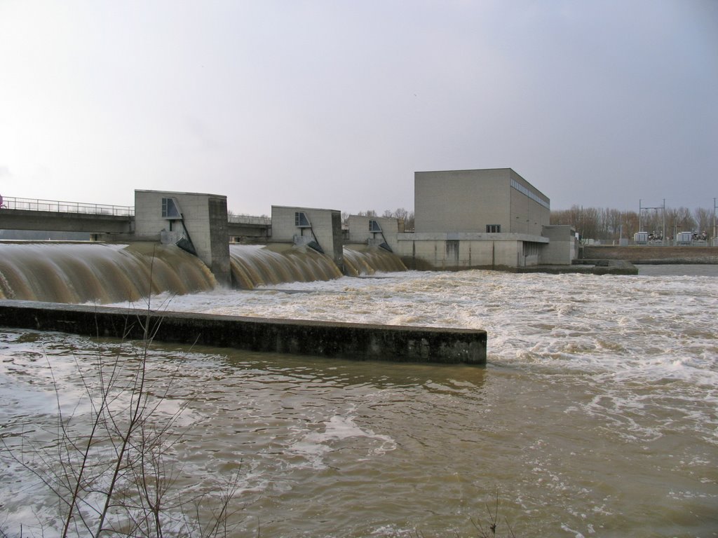 Staustufe Ingolstadt - voll geöffnet (März 2006) by caseelse