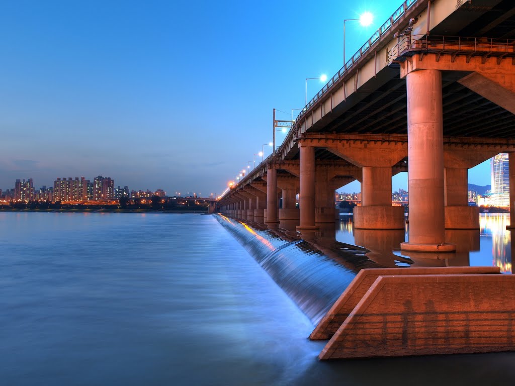 Jamsil Bridge Night View , Han-River , Seoul, Korea September 2013 잠실대교 야경 한강 2013년 9월 . by miwave