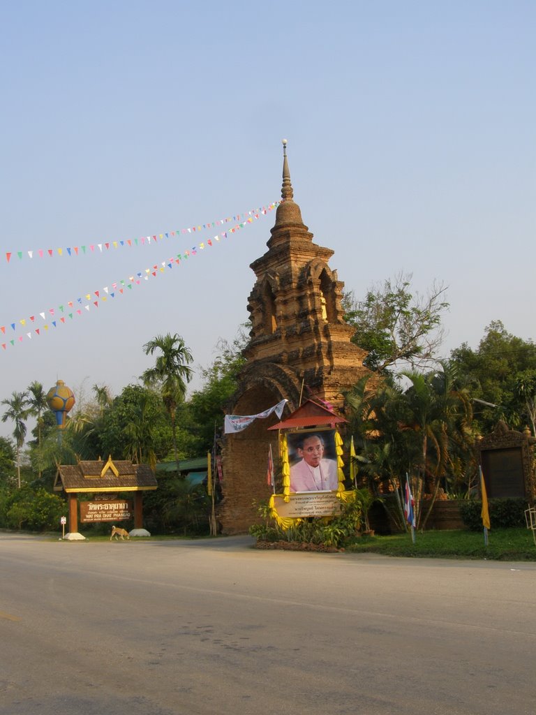 View Wat Pha Ngow Chiang Saen by CHAMRAT CHAROENKHET