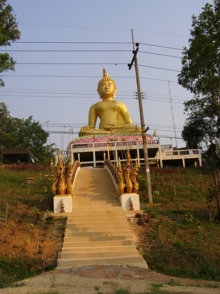 Wat Chiang Saen - Mae Ngoen road. by CHAMRAT CHAROENKHET