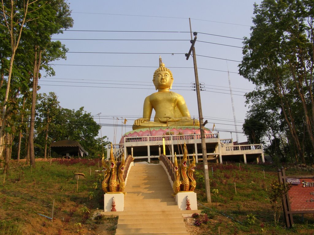 Wat Chiang Saen - Mae Ngoen road. by CHAMRAT CHAROENKHET