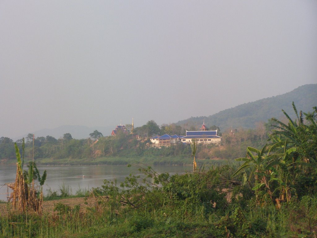 View Rim Khong Chiang Saen - Mae Ngoen road. by CHAMRAT CHAROENKHET