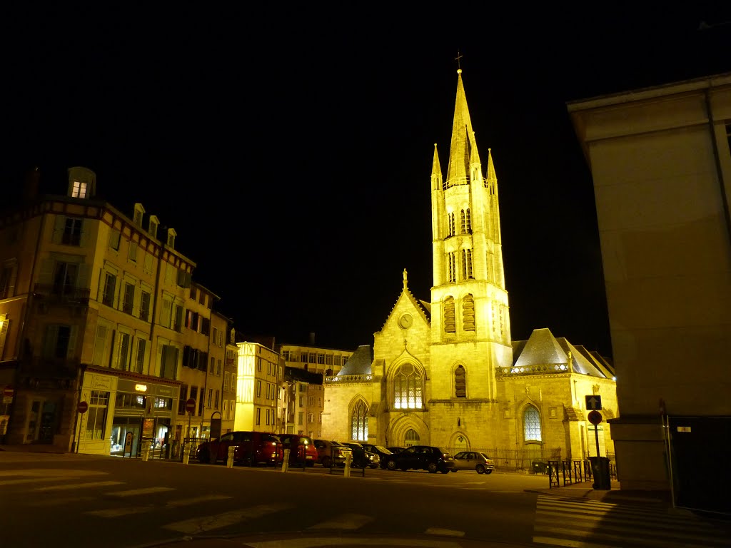 Imagen nocturna de la iglesia de San Pedro, Limoges (Francia). by Asenvi