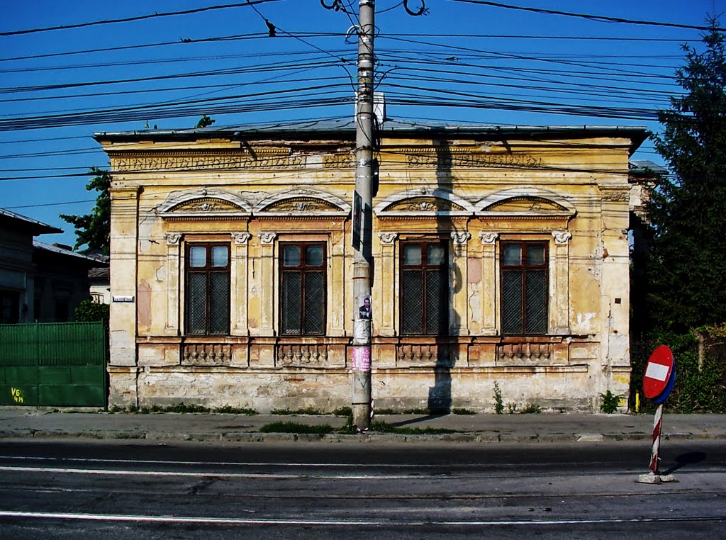 37 Strada Nicolae Bălcescu - Ploieșt by Roger Grund