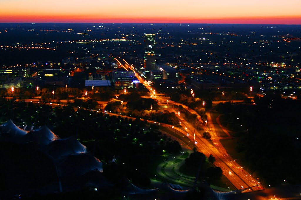 Aussicht vom Olympiaturm bei Nacht Richtung Westen by Scott7777