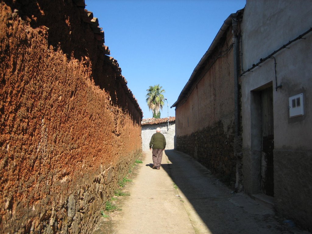 Una calle de Villanueva de la Sierra. by La Luna de Aceituna