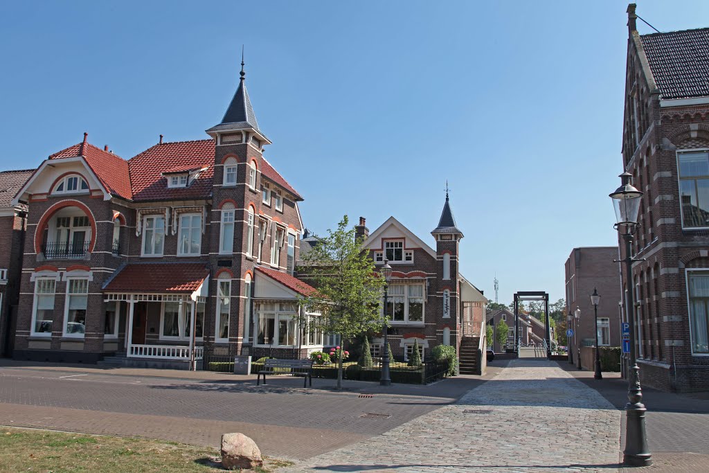 NL: Vesting Coevorden, Vorm. kantoor en pakhuis en brug over vestinggracht by Gerrit Bruin