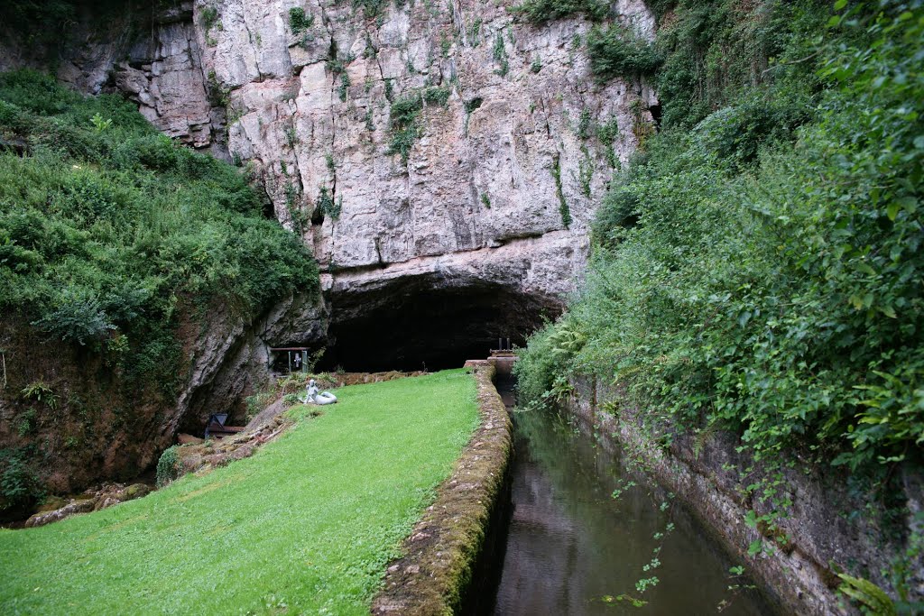 Entrance To The Caves by njellis