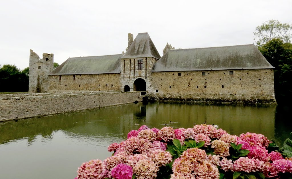 Gratot - Le château - Entrée par la conciergerie by epaulard59