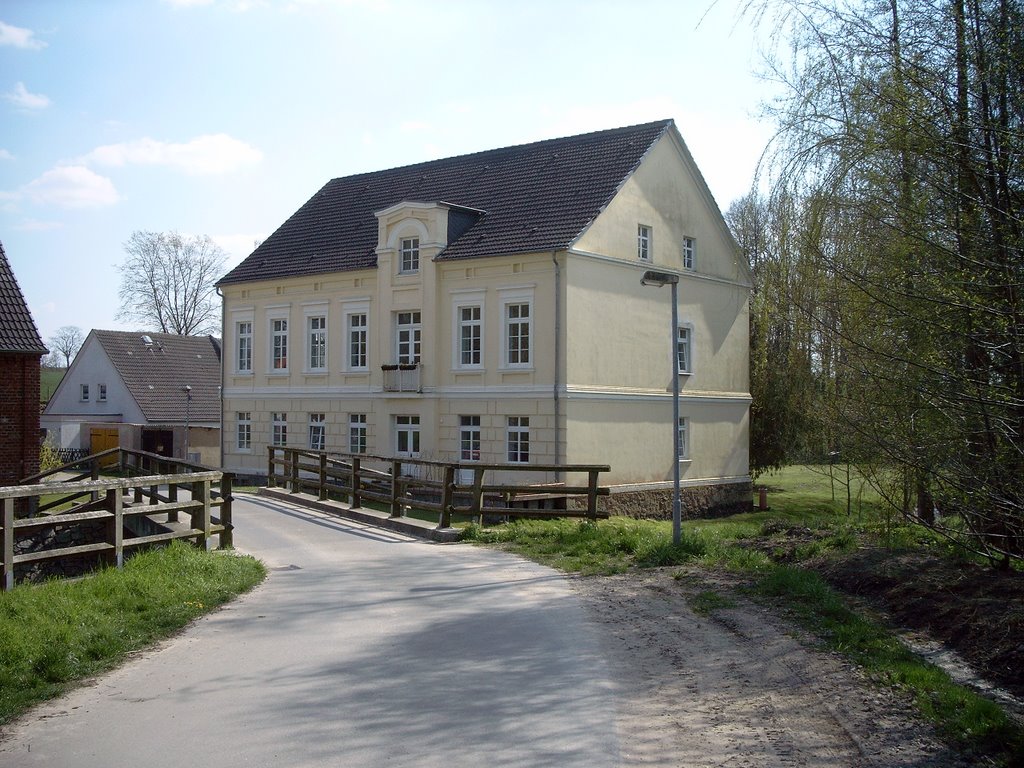 Ehemalige Wassermühle an der Dömnitz bei Schönhagen by Arne Schumacher