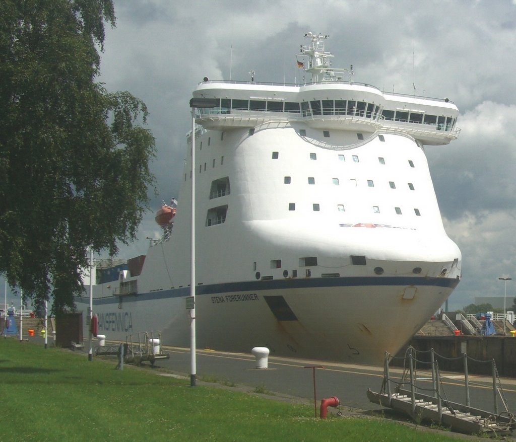 Containerschiff in der Schleuse von Brunsbüttel. by Hans Pohlmann