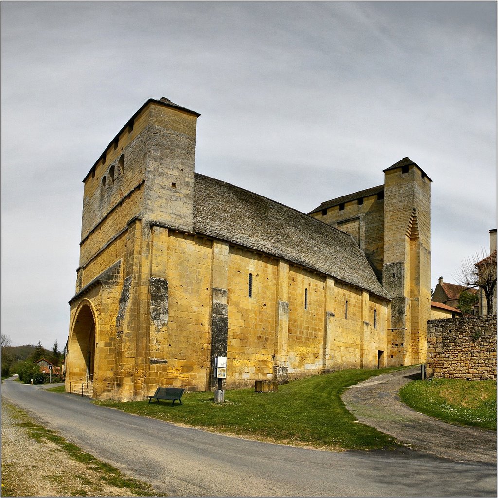 LES EYZIES-DE-TAYAC-SIREUIL [24] - Saint-Martin, église fortifiée du XIIIème siècle à Tayac . (avril 2008) by Michel Chanaud