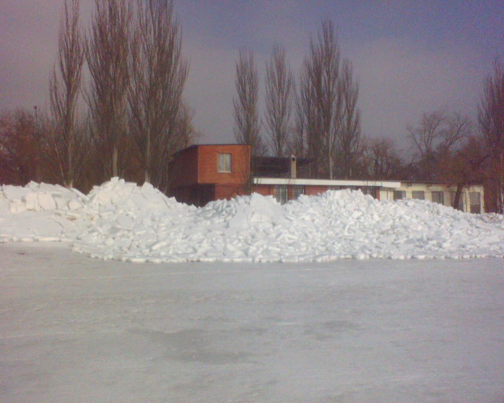 The blocks of ice leaned heavily ashore/Глыбы льда навалились на берег by Rumata